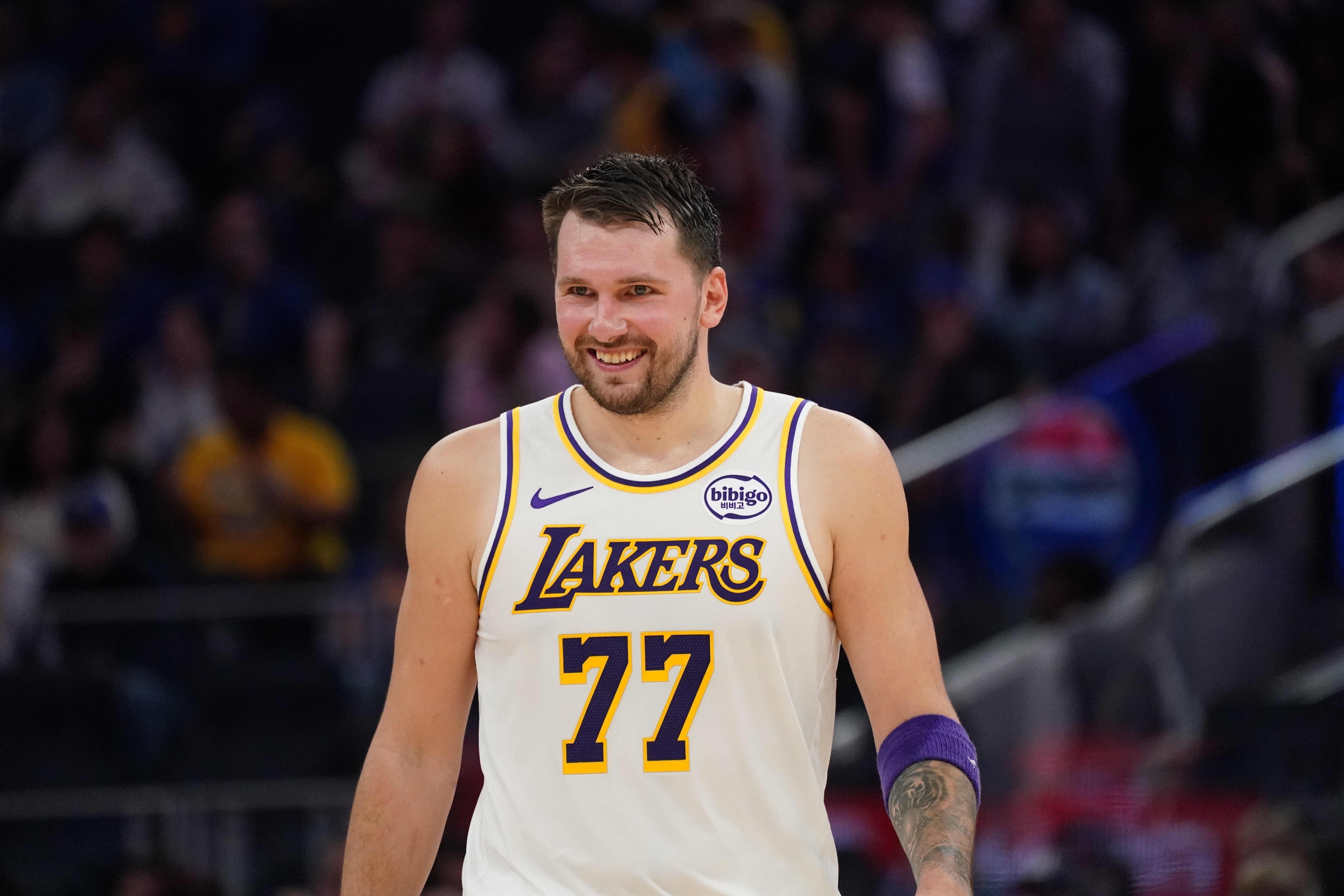 东契奇已为湖人出战77场常规赛 49胜28负 场均30.8分7.8板8.2助