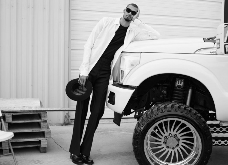 文班最遗憾的是无法驾驶普通大小的汽车 所有衣物几乎需量身定制